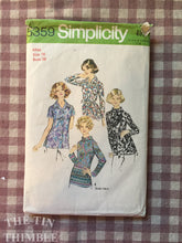 Load image into Gallery viewer, Vintage Sewing Pattern / 1970s Blouse Pattern / Simplicity 5359 / Size 16 Bust 38 - Bias Roll Collar / 1970 Fashion / Border Print Blouse
