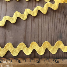 Load image into Gallery viewer, Large Vintage Rick Rack in yellow - By the Half Yard - 100% Cotton Vintage Zig Zag Ribbon
