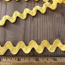 Load image into Gallery viewer, Large Vintage Rick Rack in yellow - By the Half Yard - 100% Cotton Vintage Zig Zag Ribbon