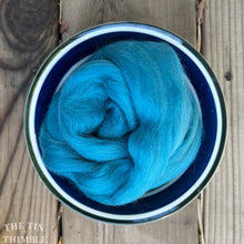 Load image into Gallery viewer, Cyan Blue Merino Wool Roving for Felting, Spinning and Weaving - 21.5 micron - OEKO Tex 100 Certified