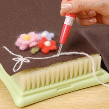 Load image into Gallery viewer, Pen Style Felting Needle Tool by Clover - Comes with 3 Needles - Great for Beginners
