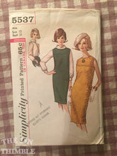 Load image into Gallery viewer, Vintage 1960s Simplicity 5537 Size 10 Bust 31&quot; - Vintage Simplicity / 60s Simplicity / 60s / Jumper and Blouse / Bias Roll Collar
