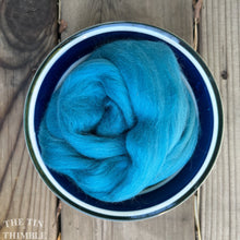 Load image into Gallery viewer, Cyan Blue Merino Wool Roving for Felting, Spinning and Weaving - 21.5 micron - OEKO Tex 100 Certified
